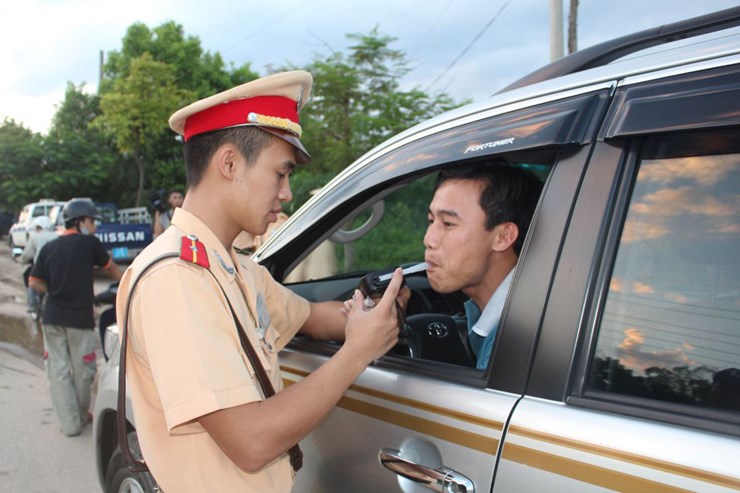 Vi phạm nồng độ cồn, bị tước giấy phép vẫn lái xe máy có thể dính án phạt